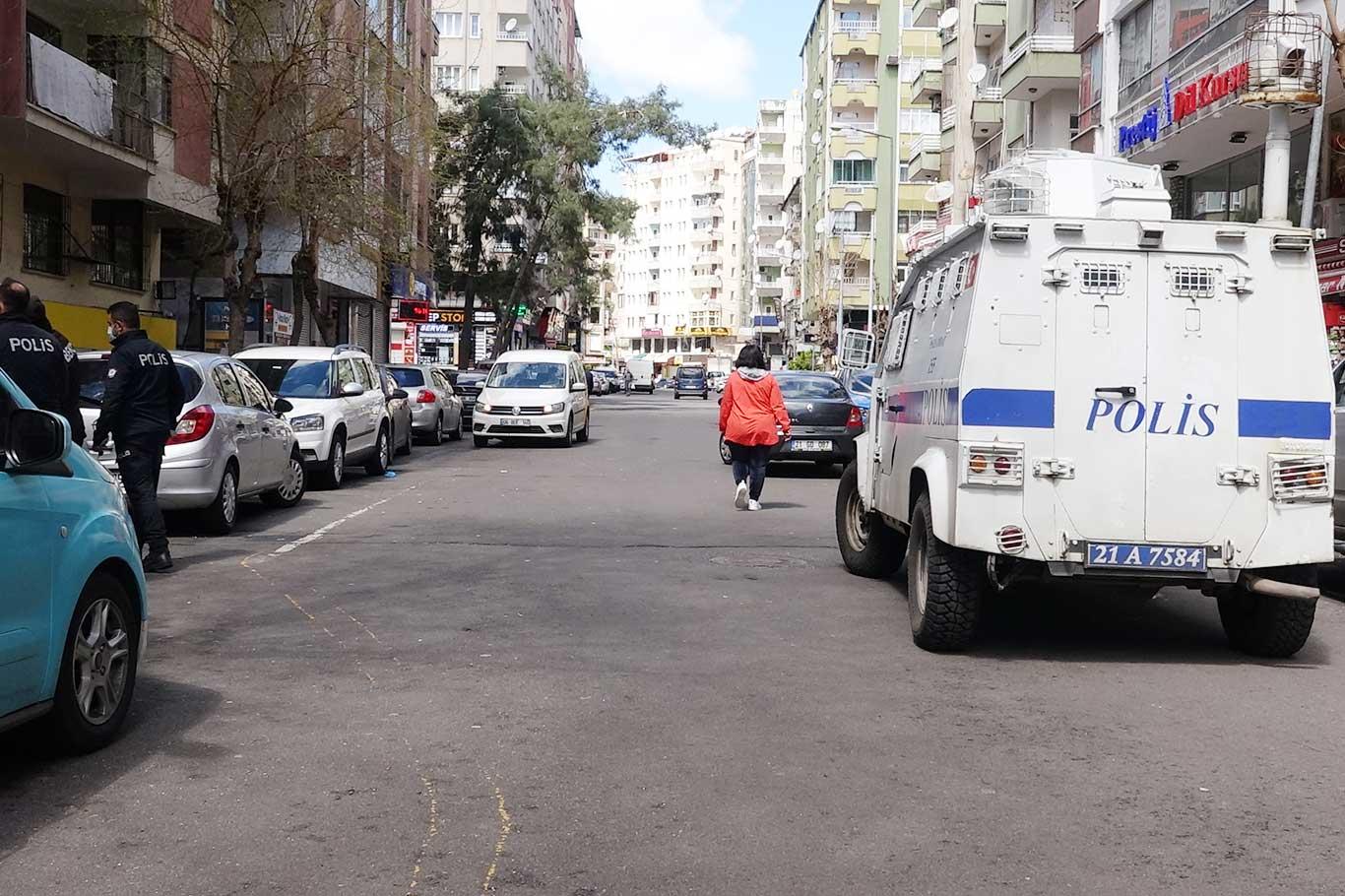 Diyarbakır'da 20 yaş altı gençler sokağa çıkma yasağına uydu Diyarbakır'da 20 yaş altı gençler sokağa çıkma yasağına uydu